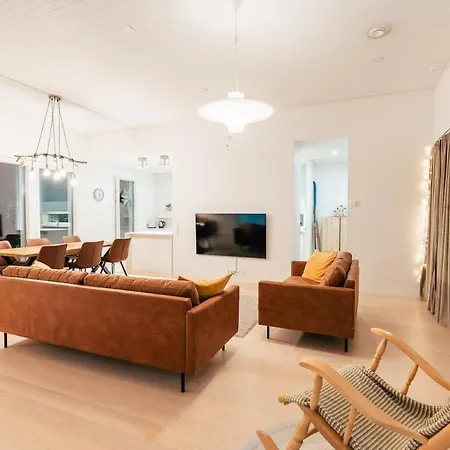 Arctic Poeykkoelae 10-person House روفانييمي